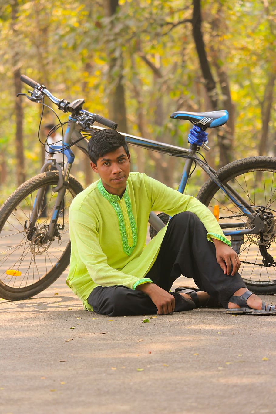 senior/grad & mountain bike | Senior boy photography, Senior pictures boys,  Bicycle photography