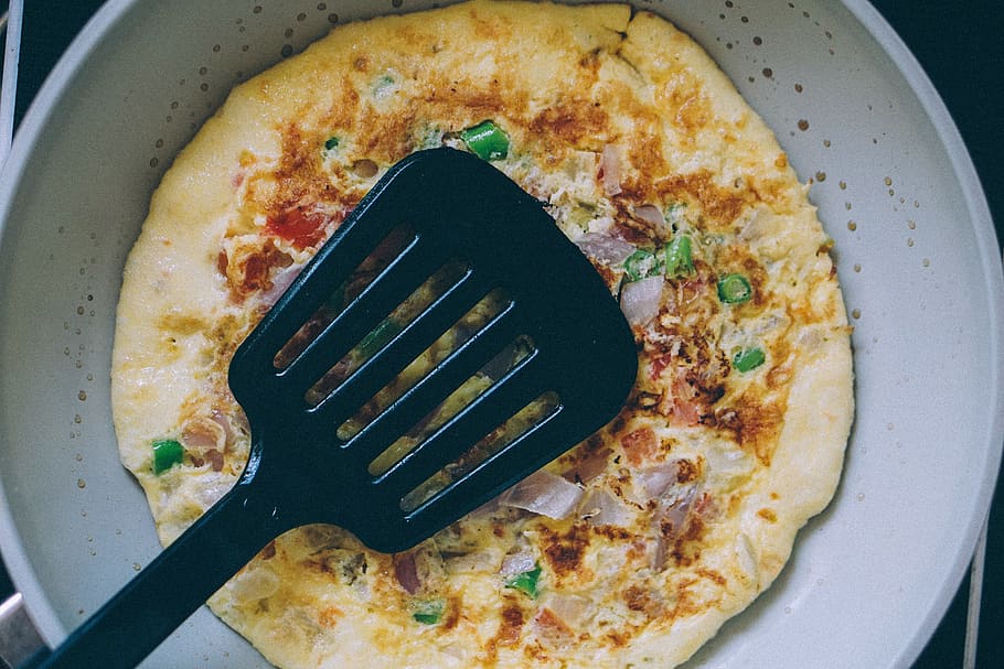 omelet dish, egg, spice, onions, spatula, food, breakfast, healthy HD wallpaper