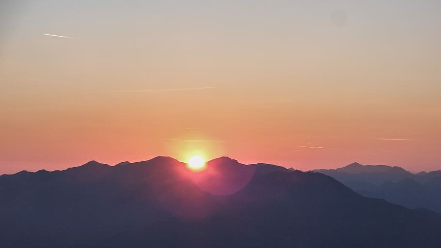silhouette photo of mountain during dawn, sun peeping on mountain HD wallpaper