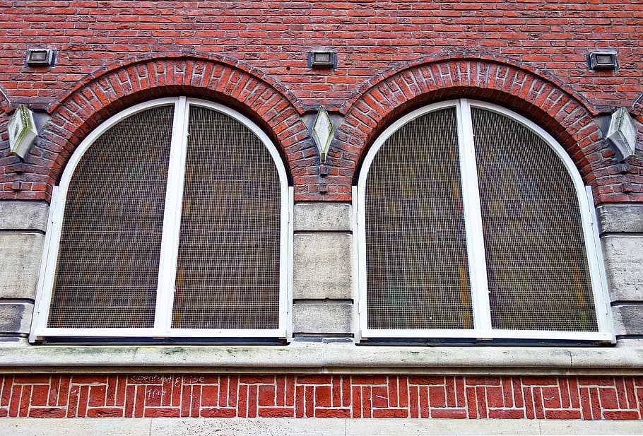 bow window, church window, facade, bricks, brickwork, ornamental HD wallpaper