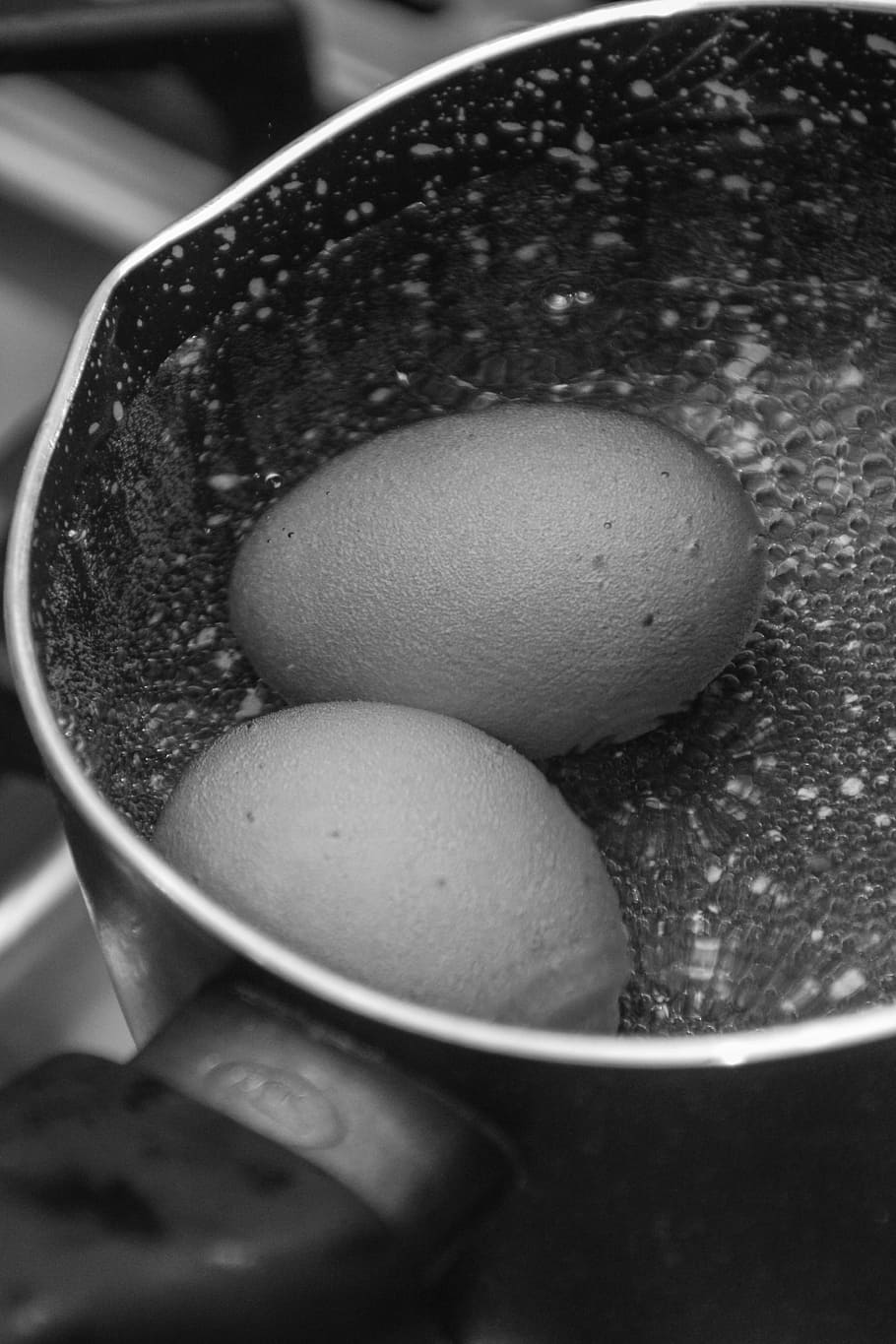 pan, water, kitchen, boiling water, fire, stove, œuf, black and white picture HD wallpaper