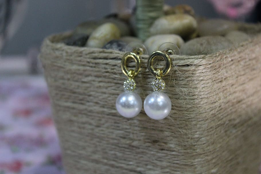 Earrings With Pearls, Bijouterie, jewelry, beads, light background, HD wallpaper