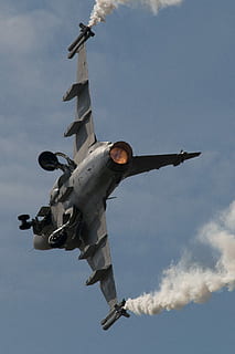 closeup photo of fighter jet during daytime, gray fighter plane under blue sky HD wallpaper
