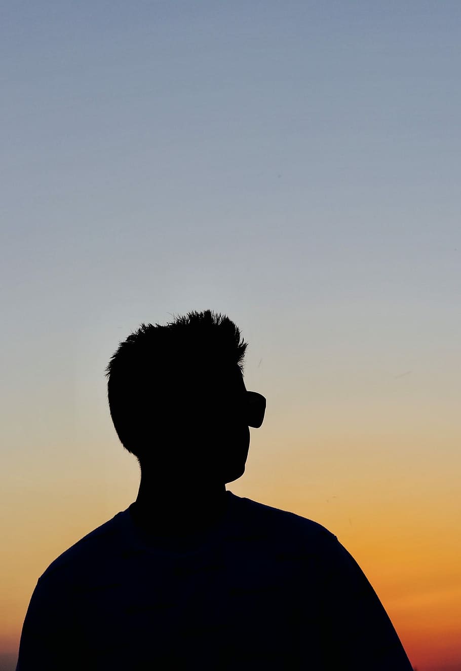 silhouette of man, sunset, gradient, evening, optical illusion HD wallpaper