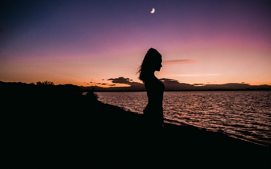silhouette of woman near of water, silhouette of woman on seashore at golden hour HD wallpaper