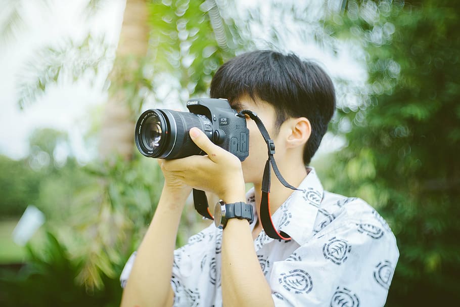 man holding DSLR camera taking shot during daytime, lens, accessory HD wallpaper