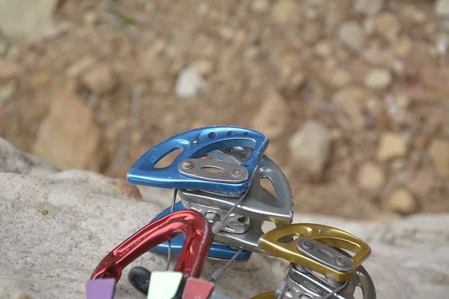 climbing, trad, cam, nuts, carabiner, equipment, metal, focus on foreground HD wallpaper