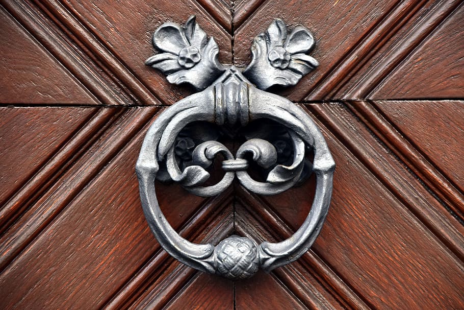 closeup photo of gray metal door knocker, doorknocker, input