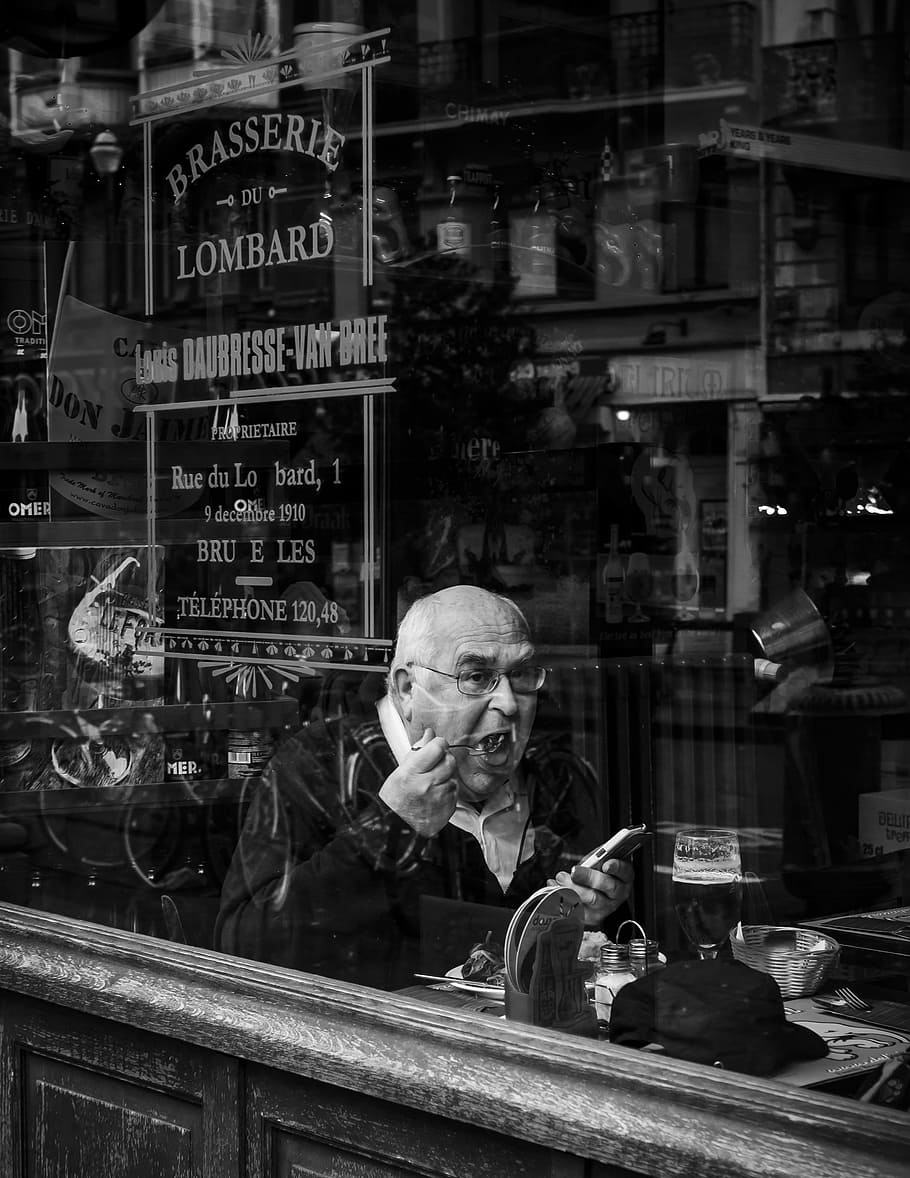 Phood ‘n fone, grayscale photography of man eating inside cafeteria HD wallpaper