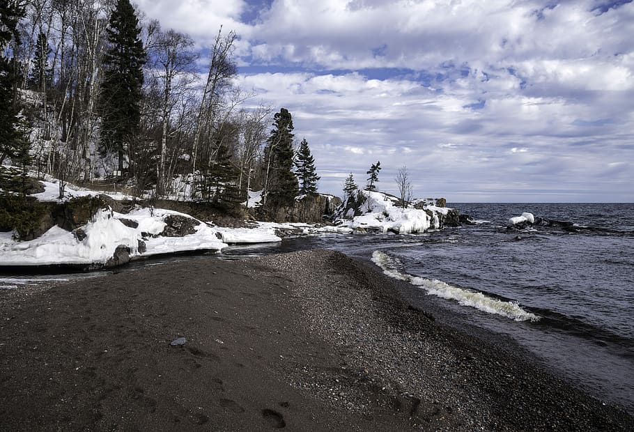 Temperance River Empties into Lake Superior at Temperance River State Park, Minnesota HD wallpaper