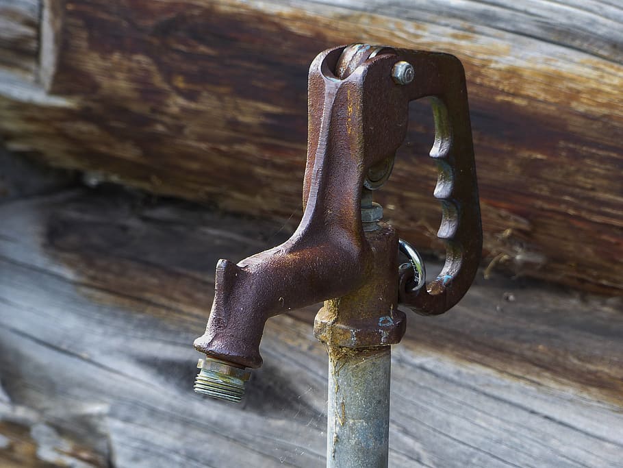 Old, Water Pump, Faucet, rusty, corrosives, antique, wood - Material HD wallpaper