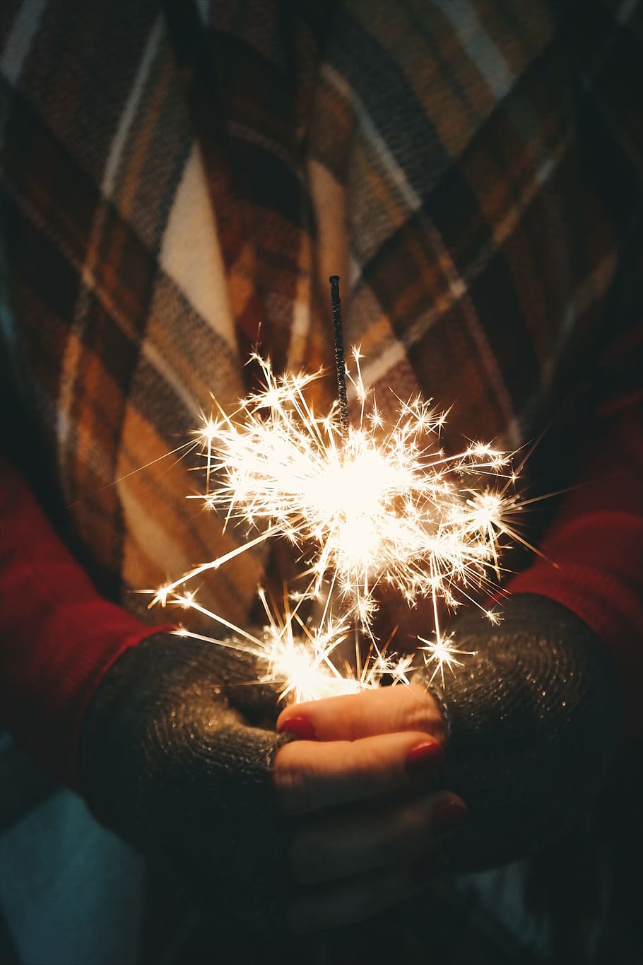 light, hands, lights, night, blur, bright, celebration, dark HD wallpaper