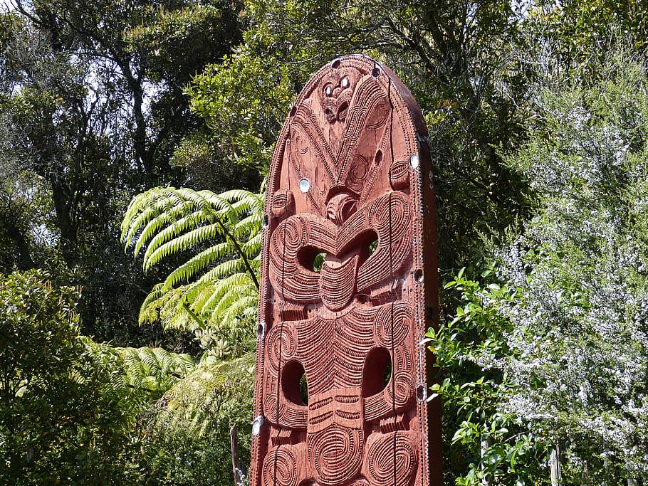 carving-stake-carved-new-zealand.jpg