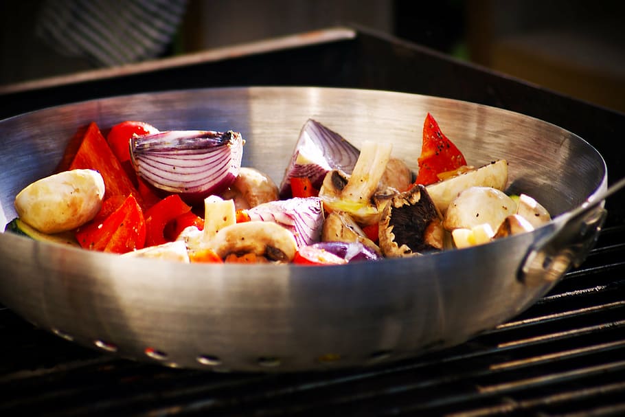 stir onions and bell pepper, bbq, vegetables, mushrooms, wok HD wallpaper