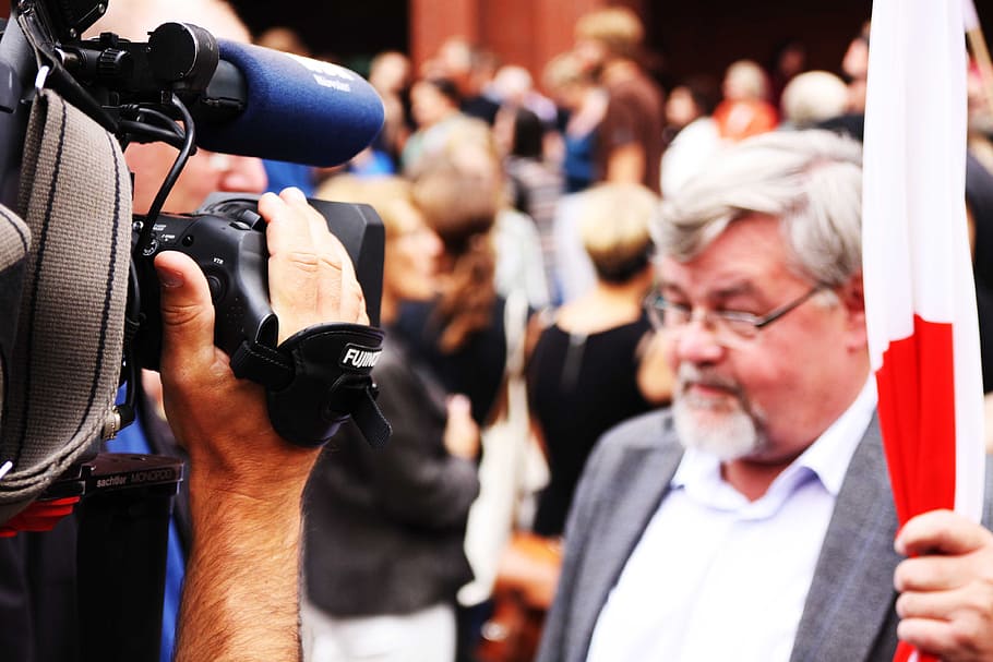 photo of person standing near camera, watch tv, interview, human HD wallpaper