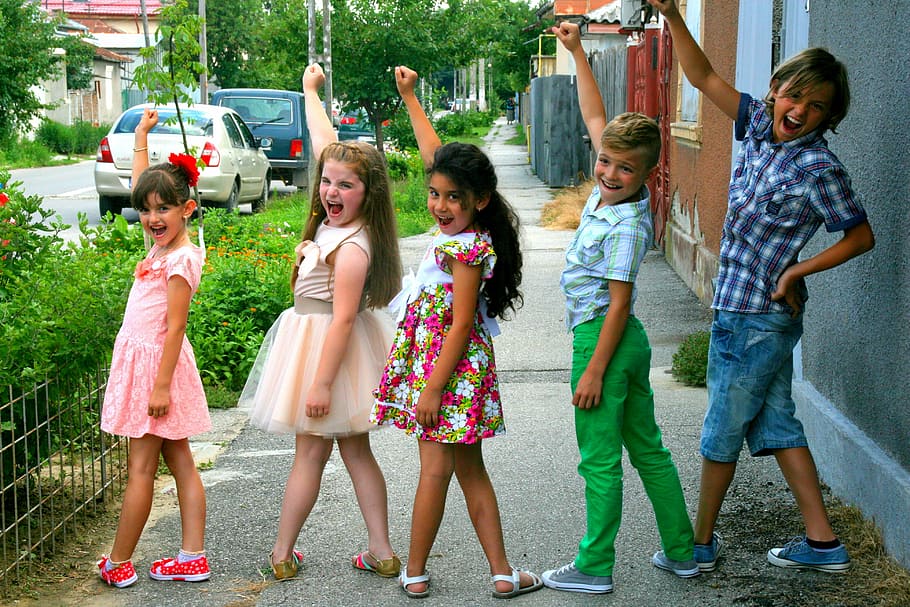 five children raising right arms beside green bush, kids, the gang, HD wallpaper
