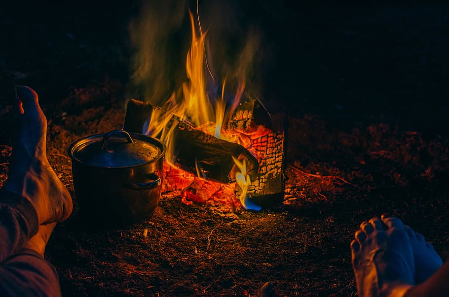 gray steel cooking pot beside the flame, stainless steel pot near bonfire, HD wallpaper