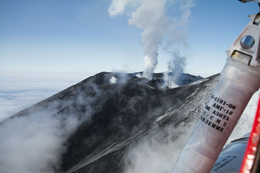 Kamchatka, mountain with smoke, volcano, microlight, glider, smoke - physical structure HD wallpaper