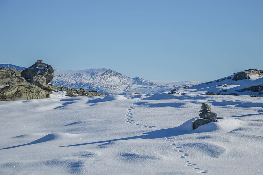 mountain, valley, landscape, snow, winter, rocks, footprints HD wallpaper