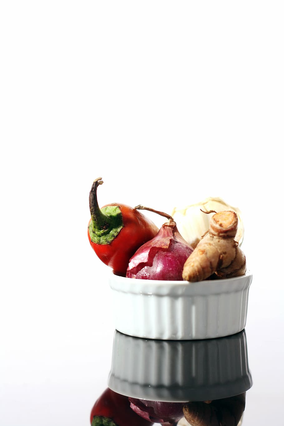 onion, ginger, and chili in white bowl, varieties, spice, ramekin HD wallpaper