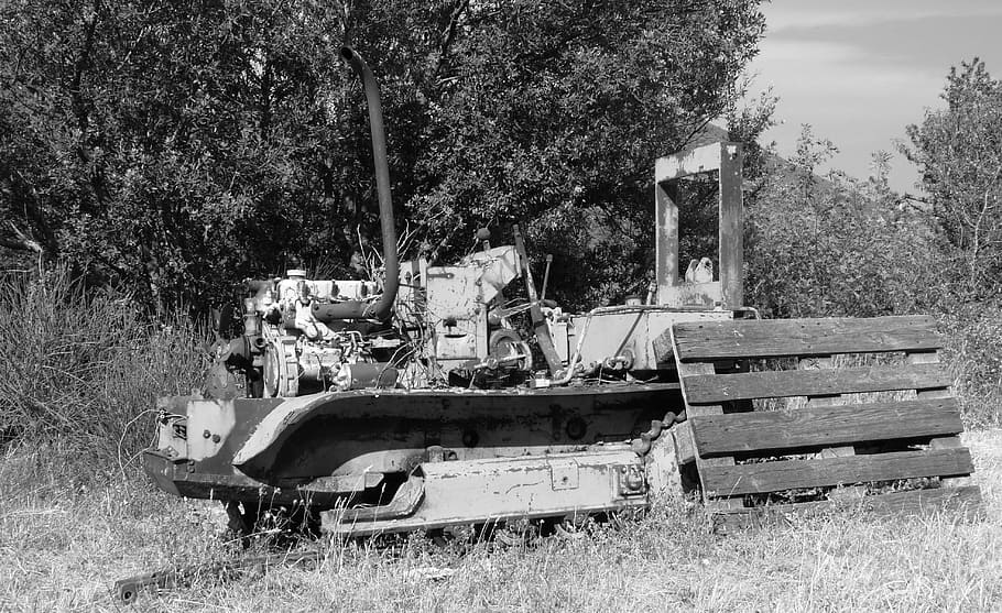 bulldozer, carcass, scrap, vintage, black and white, abandoned, HD wallpaper