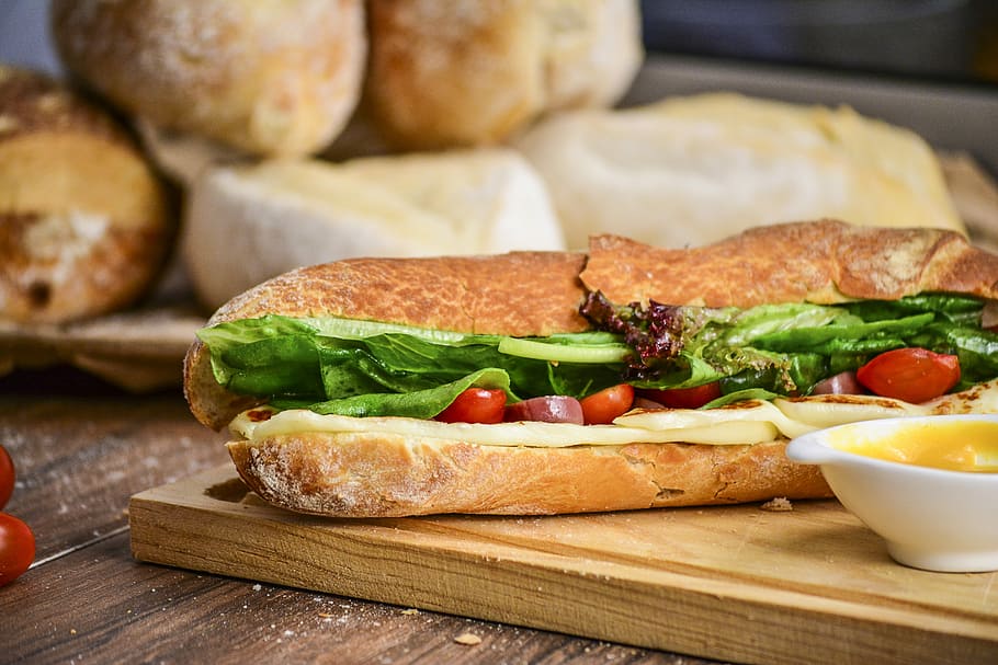 baked bread with vegetable on brown chopping board, bread with sliced vegetables and sauce HD wallpaper