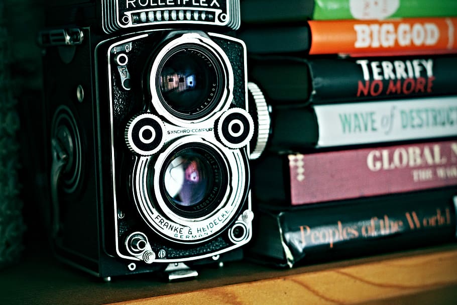 vintage camera beside stack of books, black twin lens camera beside books, HD wallpaper