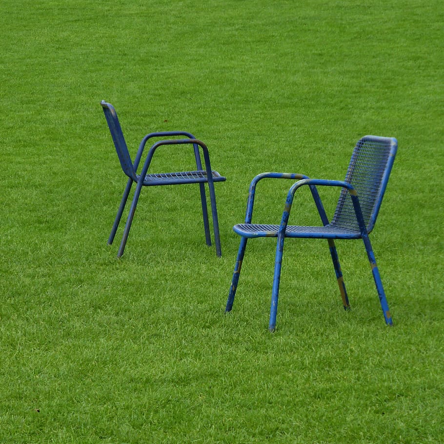 chairs placed on lawn, park, rush, meadow, talk, dialogue, dispute HD wallpaper
