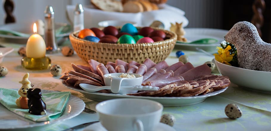 sliced ham on plate, easter breakfast, table, covered, festival HD wallpaper