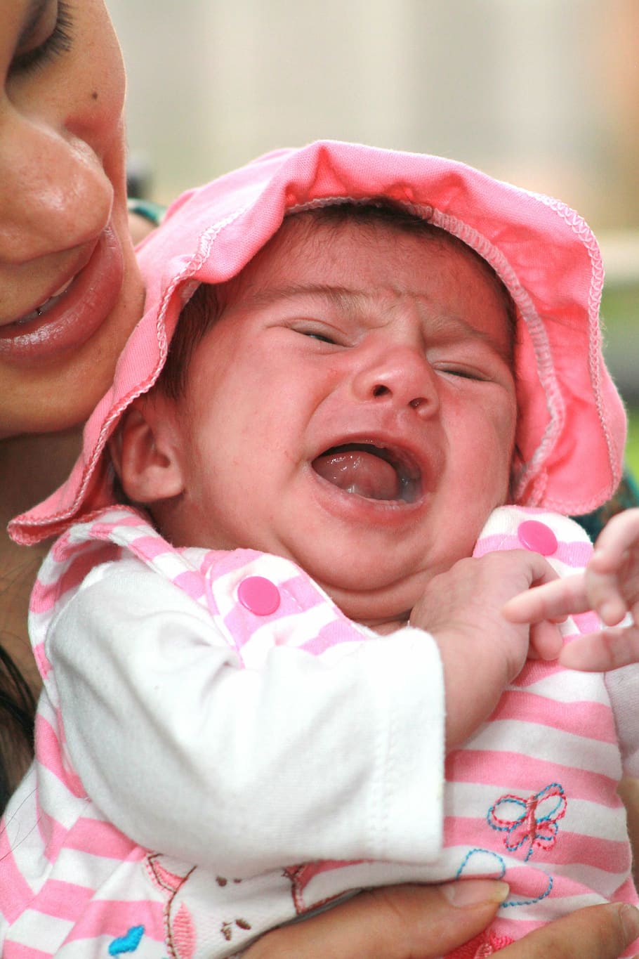 person holding baby, baby crying, bebe, maritza, isabel, cap HD wallpaper