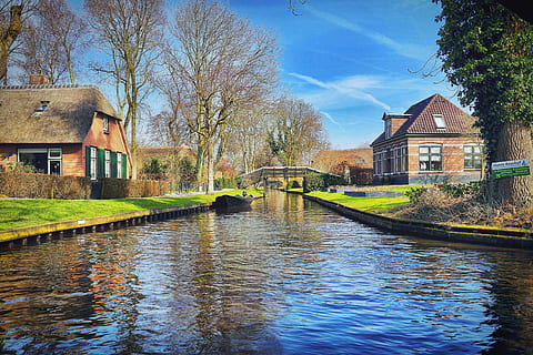 Giethoorn SmallGroup Day Trip with boat cruise, Lunch & Apple Pie from  Amsterdam (Amsterdam, NLD) - Trip Canvas