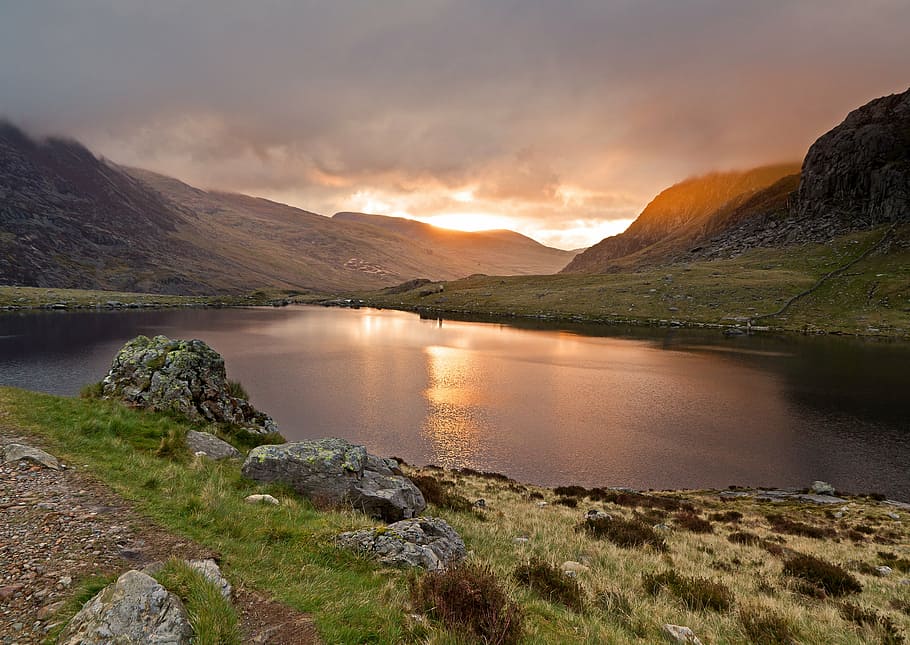 body of water surrounded with mountains during daytime, llyn idwal, HD wallpaper