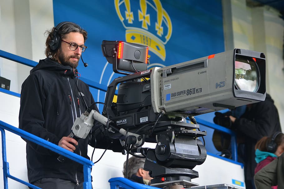 man using gray and black Big Super 86 camera, filming, cameraman HD wallpaper