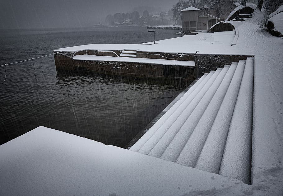 staircase covered in snow near body of water, grayscale photography of empty concrete dock HD wallpaper