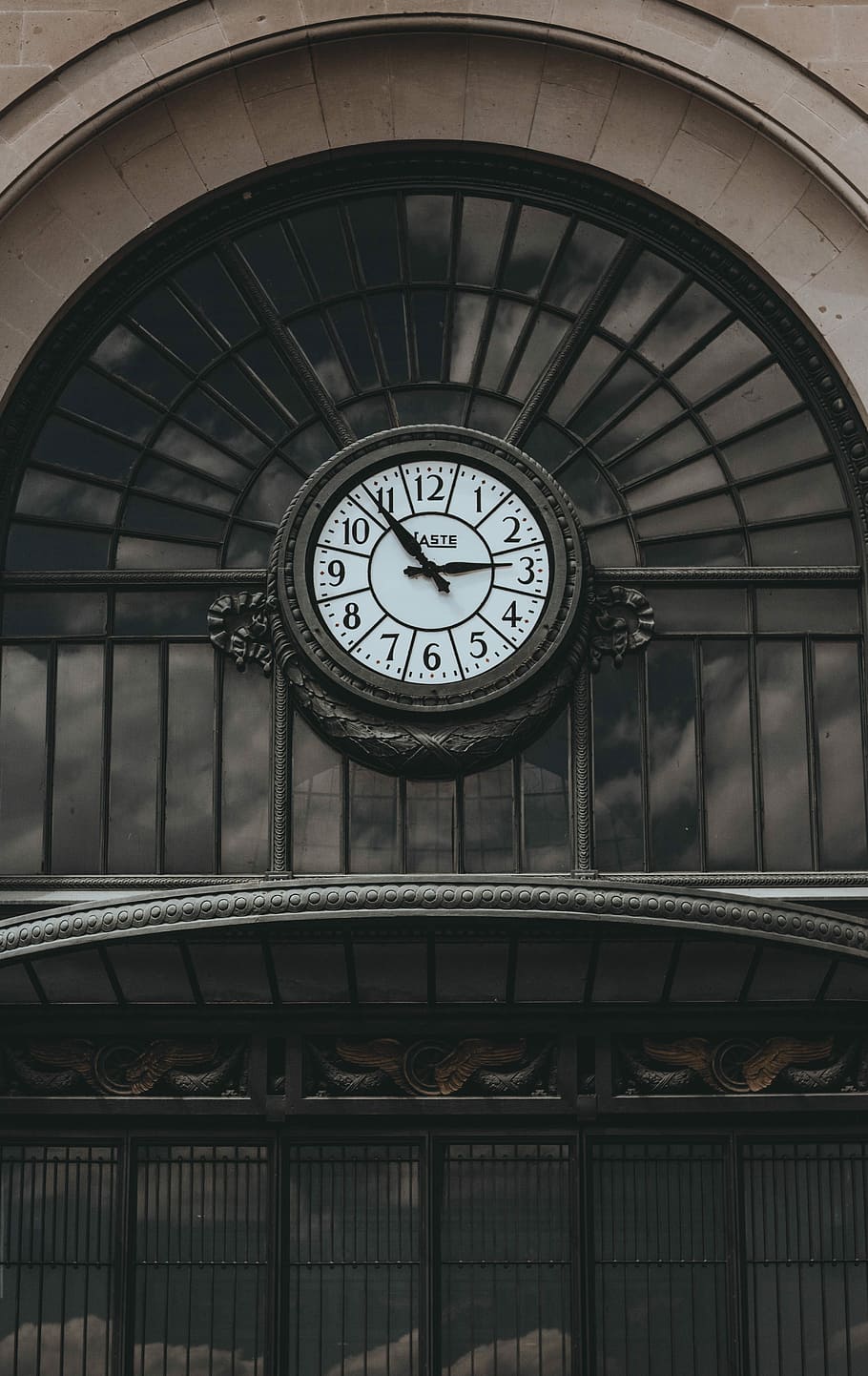 round brown analog clock in building, round black analog clock during daytime HD wallpaper