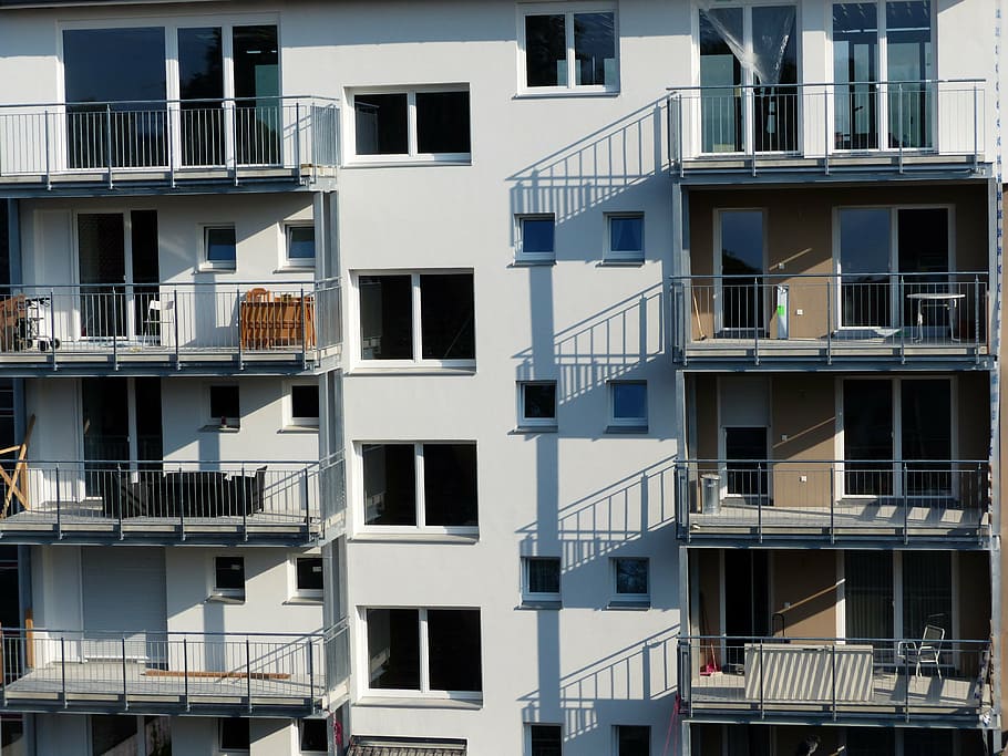 white concrete building at daytime, facade, balconies, window HD wallpaper