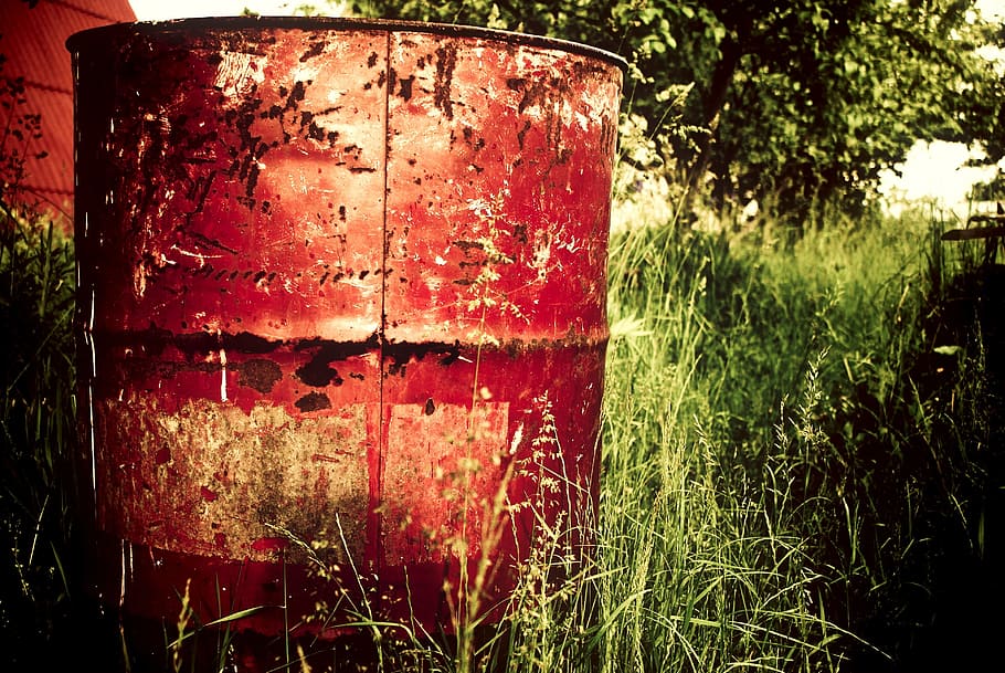 red barrel on green lawn grasses at daytime, can, container HD wallpaper