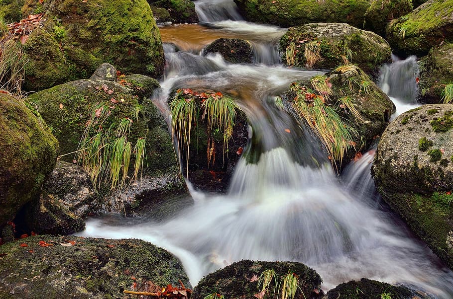 time lapse photography of river near rocks during daytime, mountain stream HD wallpaper