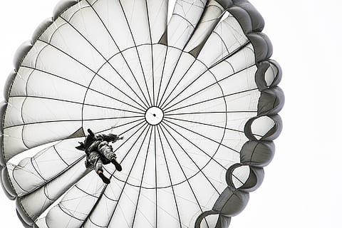 grayscale photo of person gliding parachute, parachute jump HD wallpaper