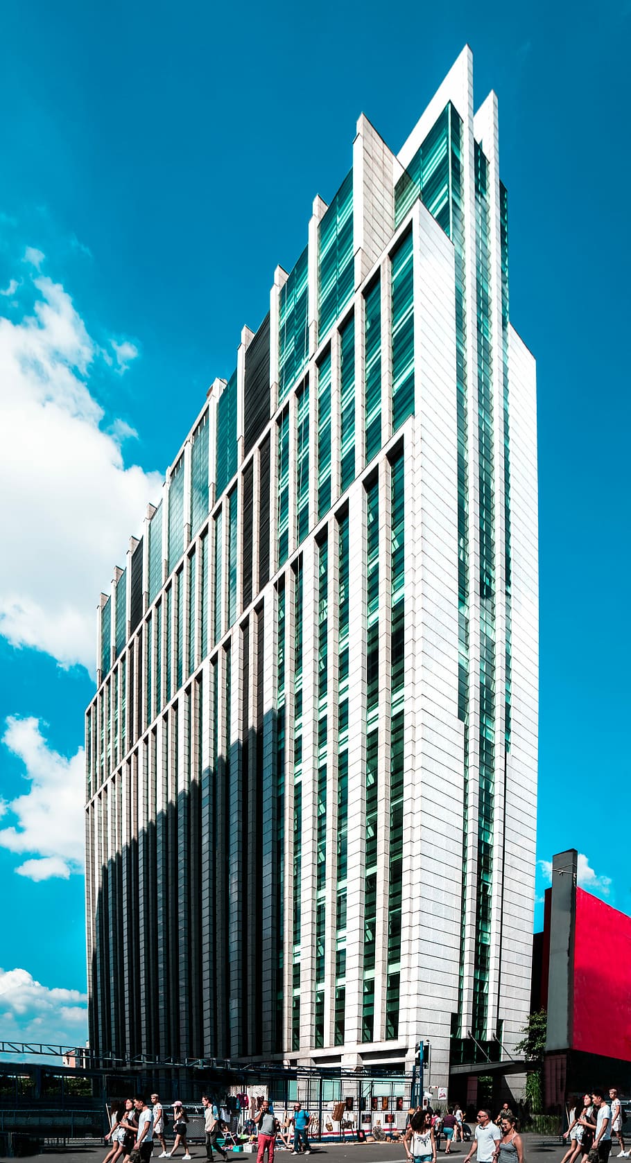 white high-rise building during daytime, architectural photography of building HD wallpaper