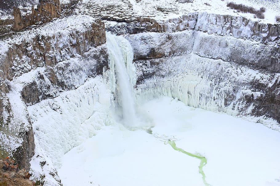 white liquid, waterfalls on icy rugged cliff at daytime, winter HD wallpaper