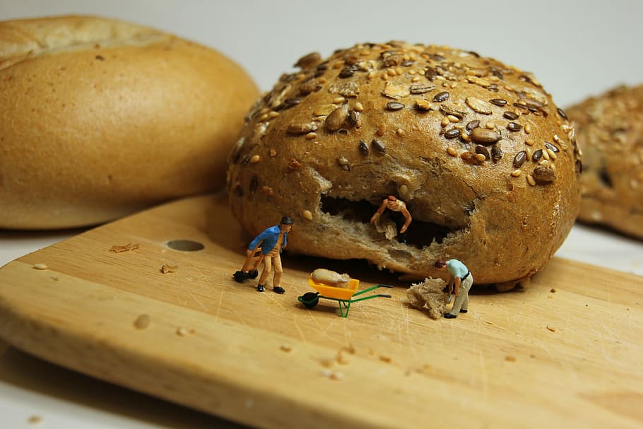 bread and miniature people figurine, breakfast, roll, miniature figures, HD wallpaper