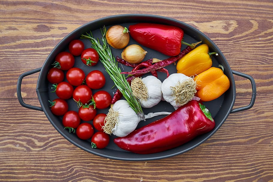 assorted vegetables in black frying pan, tomato, garlic, pepper HD wallpaper