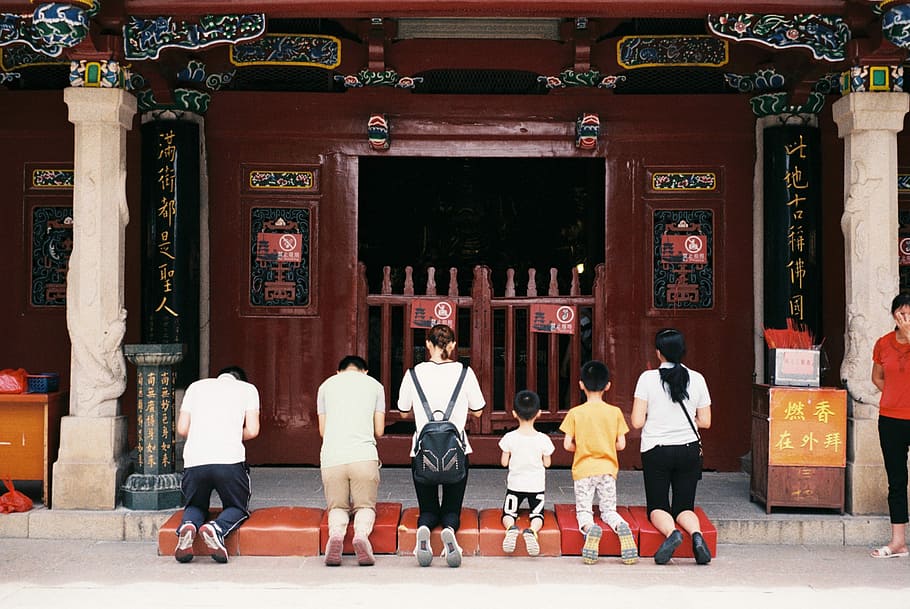six people kneeling, six people kneeling in front of shrine, temple HD wallpaper