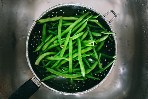 Washing vegetables in colander, tomatoes, green bean, healthy HD wallpaper