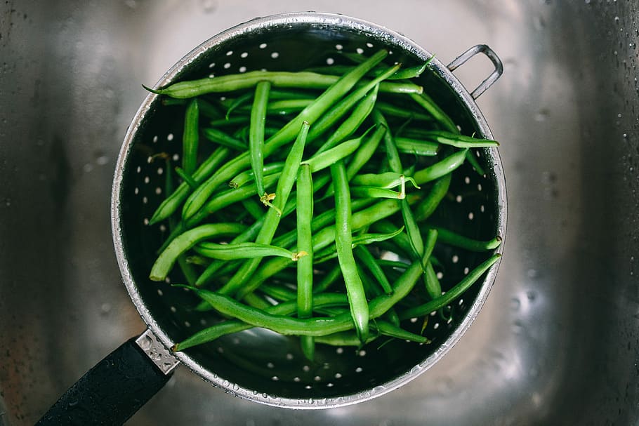 Washing vegetables in colander, tomatoes, green bean, healthy HD wallpaper