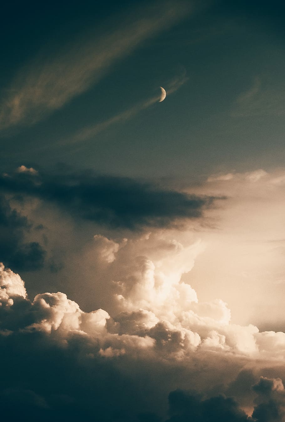 crescent moon and clouds, photo of white clouds and moon, sky HD wallpaper