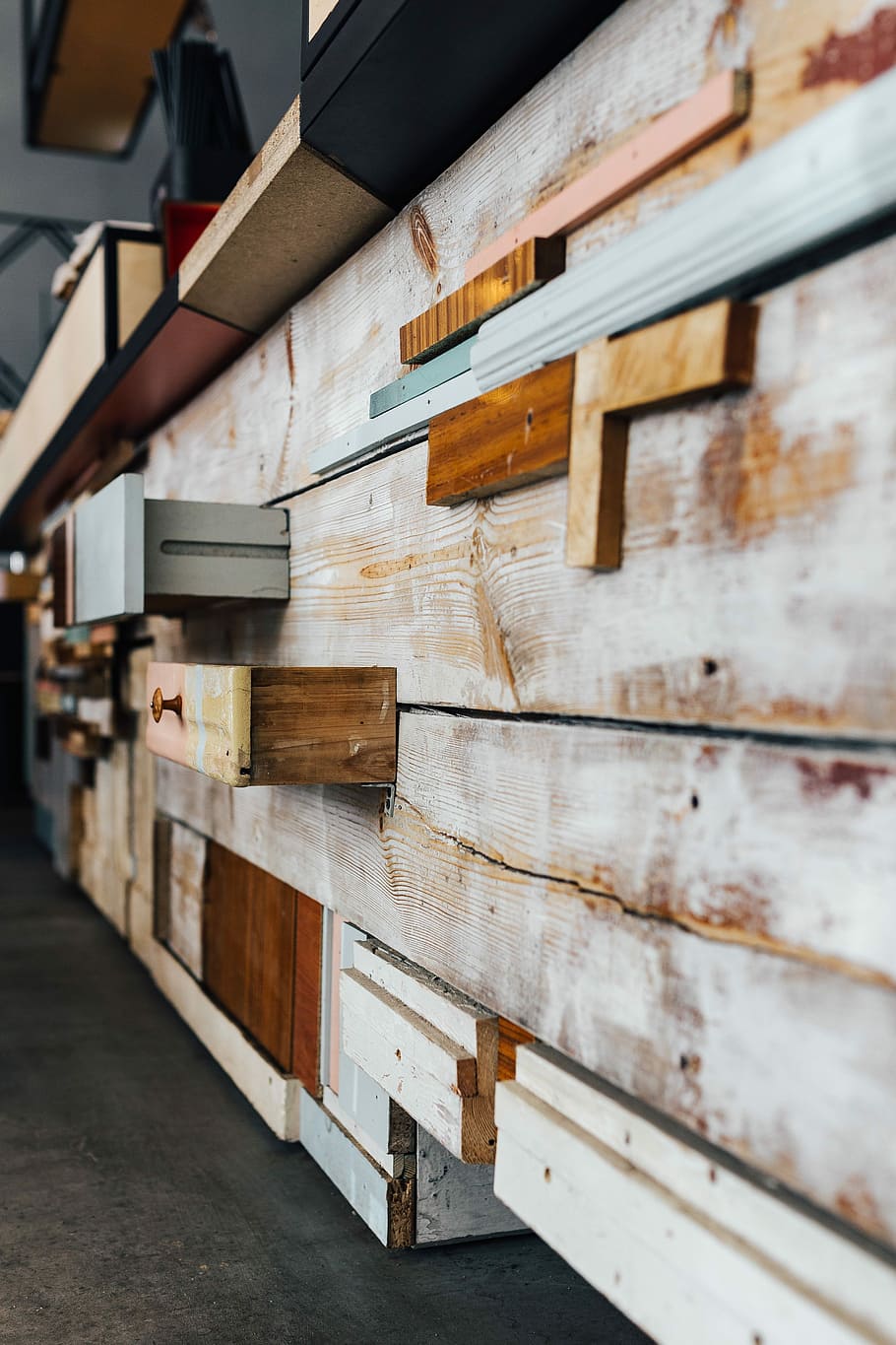 Wooden installation with shelves, art, shelf, exhibit, planks, HD wallpaper