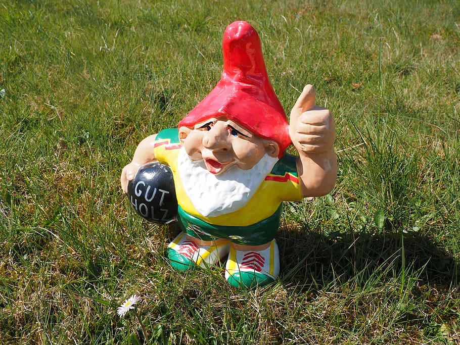 dwarf figurine at the grass, thumbs up, prima, garden gnome, figure, HD wallpaper