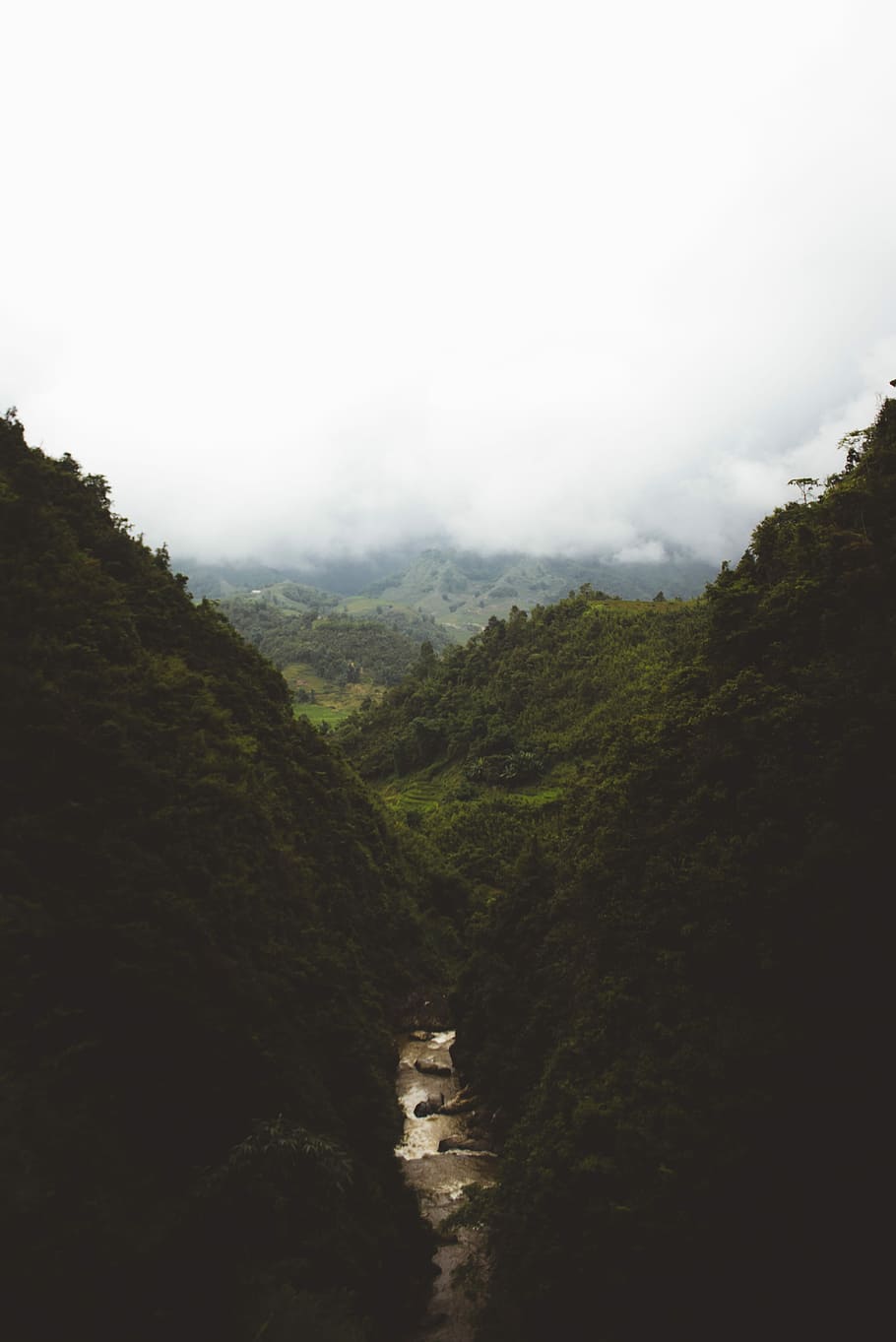 river running between mountains, mountain with river in the middle HD wallpaper